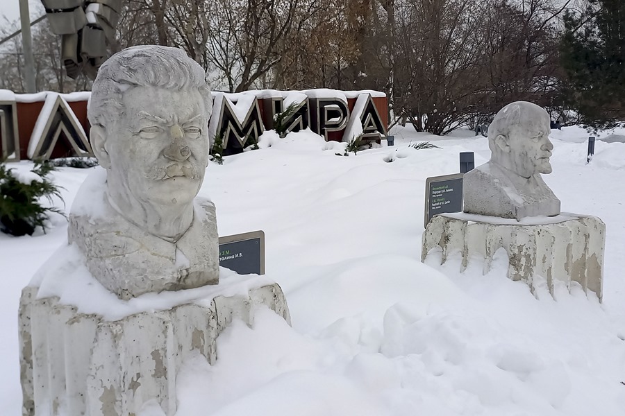 Vista del busto del dictador soviético Iósif Stalin al que le rompieron la nariz y después se la repusieron junto con el busto de Lenin en el parque de Muzeón en Moscú. EFE/ Ignacio Ortega
