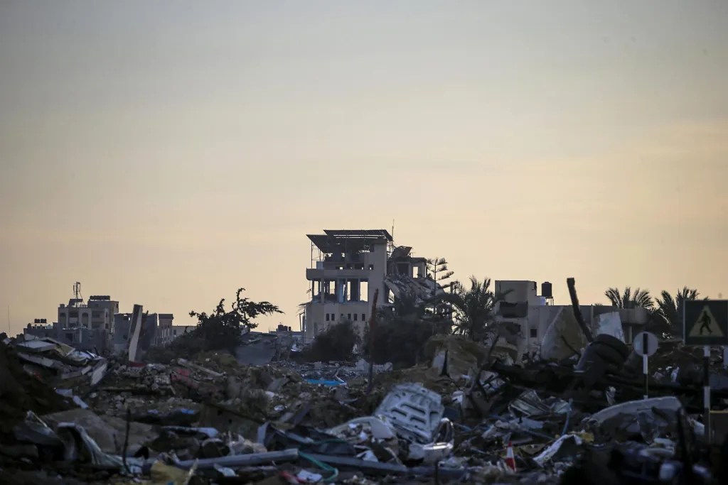 Casas palestinas destruidas en el campo de refugiados de Al Nuseirat, Franja de Gaza. EFE/ Mohammed Saber