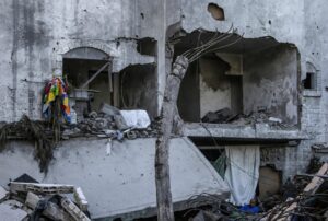 Un edificio residencial destruido por ataques aéreos israelíes en la ciudad de Deir al-Balah. EFE/EPA/Mohammed Saber