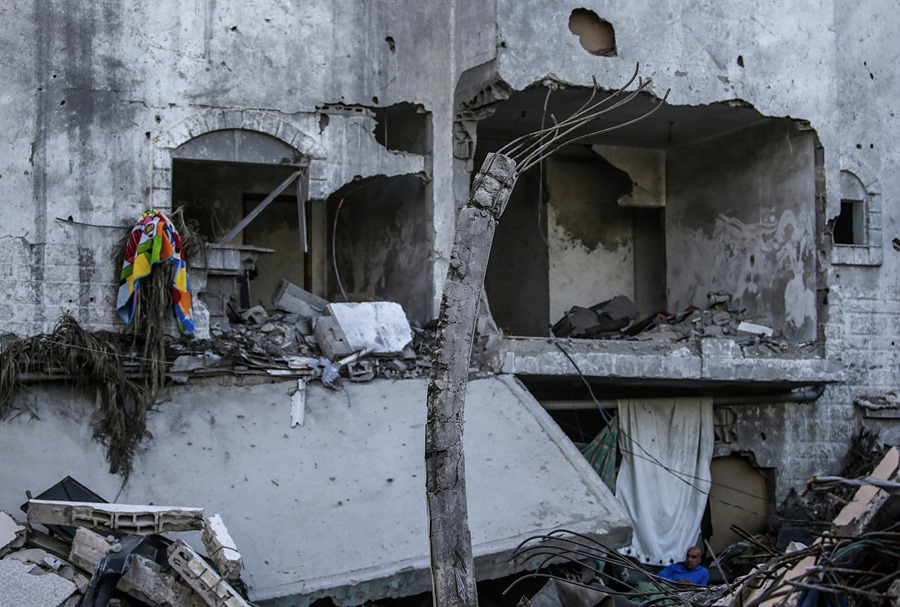 Un edificio residencial destruido por ataques aéreos israelíes en la ciudad de Deir al-Balah. EFE/EPA/Mohammed Saber
