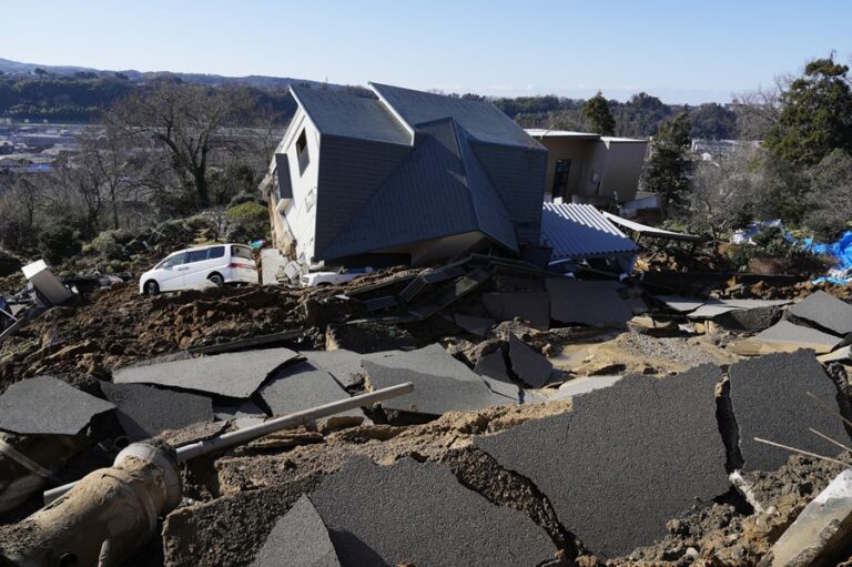 Vista de una carretera dañada tras un fuerte terremoto en Kanazawa, Prefectura de Ishikawa, Japón. EFE/EPA/Franck Robichon