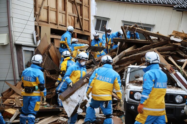 Los equipos de rescate buscan supervivientes en Wajima, en la prefectura de Ishikawa. EFE/EPA/Jiji Press
