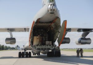 Imagen de archivo de un avión de carga ucraniano Il-76. EFE/EPA/Sergey Dolzhenko