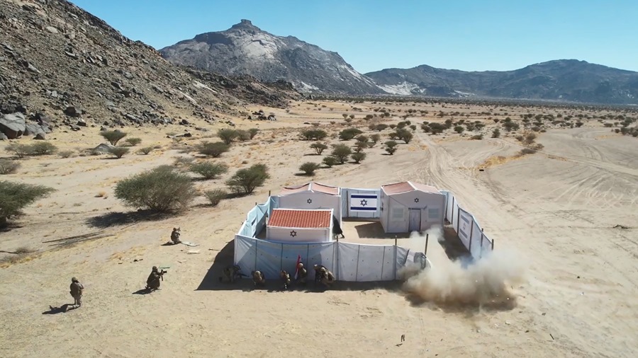 Una fotografía proporcionada por el Centro de Medios Hutíes muestra a soldados hutíes participando en un ejercicio militar cerca de la frontera entre Yemen y Arabia Saudita. EFE/EPA/Centro de Medios Hutíes