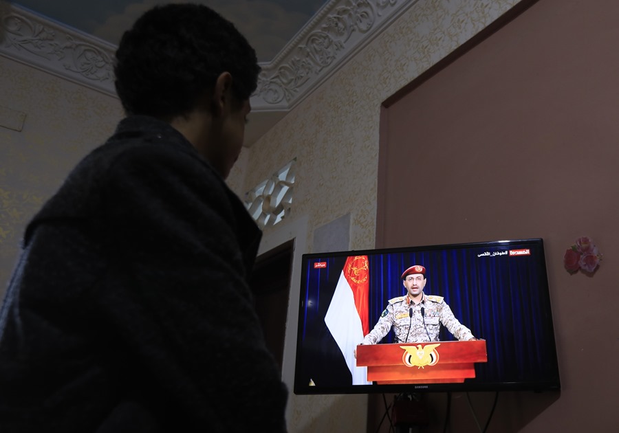 Una persona sigue la comparecencia televisiva del portavoz militar de los insurgentes, Yahya Sarea, sobre los efectos de la acción lanzada por EE.UU. y el Reino Unido contra diversos objetivos en las provincias en Yemen. EFE/Yahya Arhab
