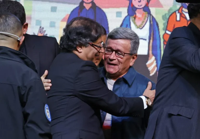 El presidente de Colombia, Gustavo Petro (i), y Pablo Beltrán, jefe de la delegación de la guerrilla del Ejército de Liberación Nacional (ELN). EFE/Mauricio Dueñas Castañeda