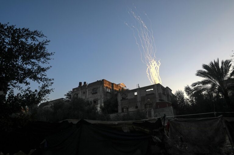 Imagen del lanzamiento de cohetes en una operación militar israelí en la ciudad de Jan Yunis, al sur de la Franja de Gaza, el pasado 30 de enero. EFE/EPA/Mohammed Saber