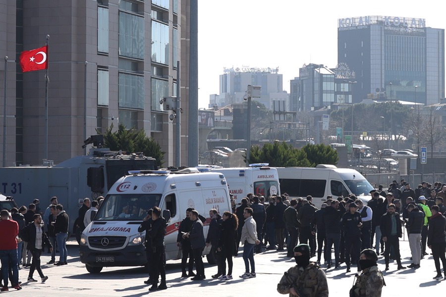 La policía asegura la zona tras un ataque frente a un juzgado de Estambul, Turquía, este 6 de febrero. EFE/EPA/Berk Ozkan