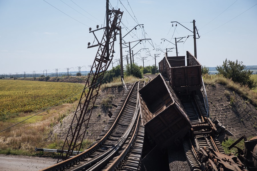 Unos rieles bloquean la carretera que comunica a Jákov y Donetsk, a la altura de la localidad de Avdivka, en una imagen de archivo. EFE/Roman Ripley