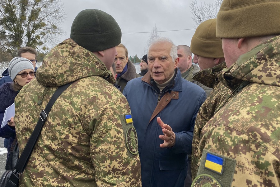 El alto representante de la Unión Europea (UE) para Asuntos Exteriores, Josep Borrell, departe con militares ucranianos durante su visita este martes a un centro policial a las afueras de Kiev. EFE/Catalina Guerrero