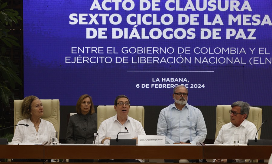 Fotografía de archivo, tomada el pasado 6 de febrero, en la que se registró al jefe negociador de la guerrilla Ejército de Liberación Nacional (ELN), Pablo Beltrán (d), a la jefa del equipo de negociación del Gobierno de Colombia, Vera Grabe (i), y al ministro de Relaciones Exteriores de Cuba, Bruno Rodríguez (c), durante la clausura del sexto ciclo de negociaciones de paz, en La Habana (Cuba). EFE/Ernesto Mastrascusa