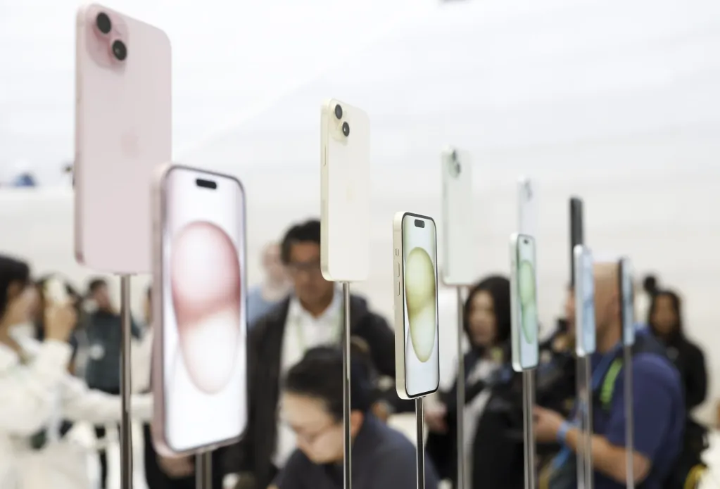 Una exhibición del iPhone 15 en una tienda de Apple, en Cupertino, California (EE.UU.). EFE/John G. Mabanglo