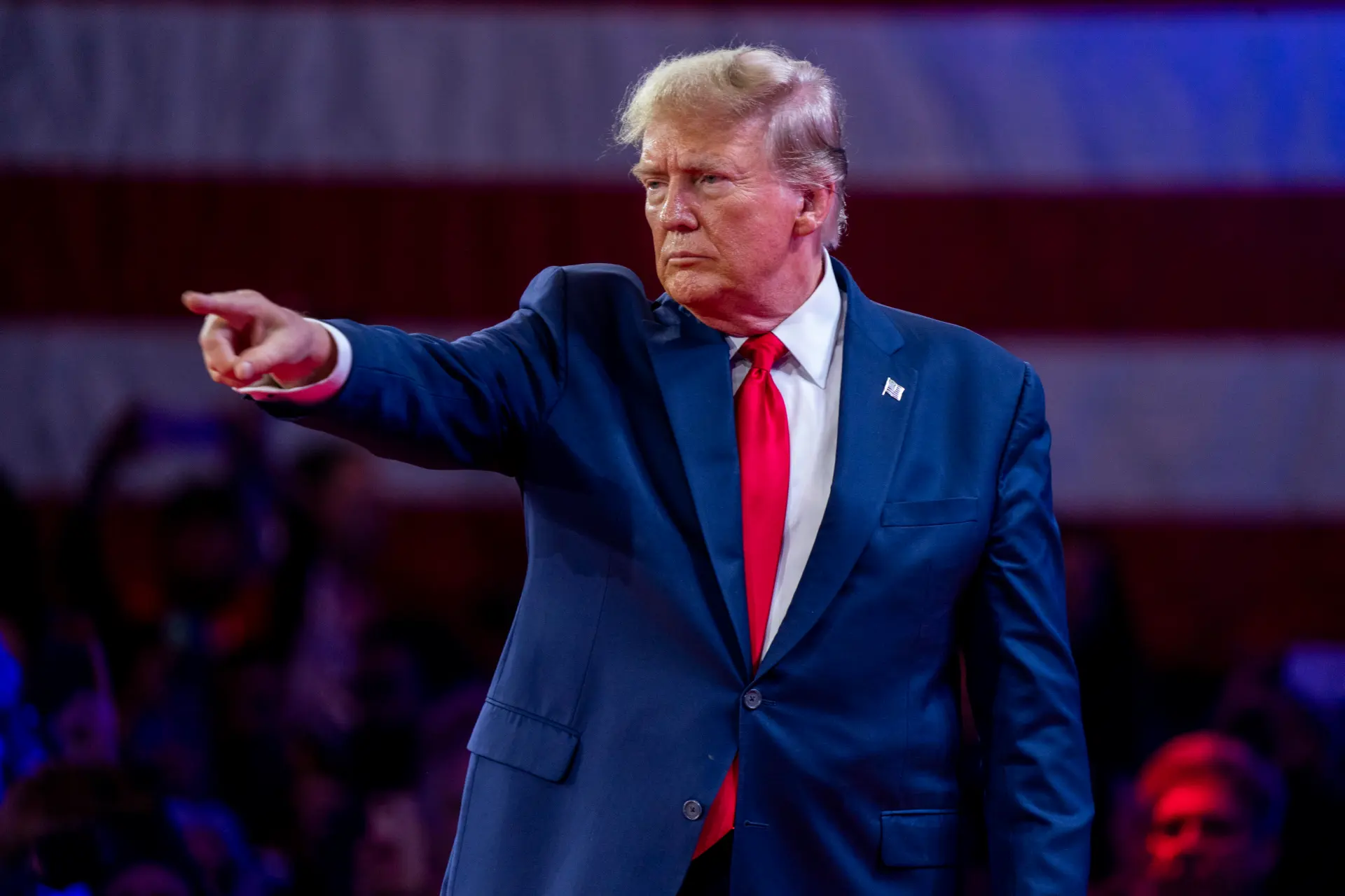 El expresidente de Estados Unidos Donald Trump pronuncia un discurso durante la Conferencia de Acción Política Conservadora (CPAC), en National Harbor, Maryland (EE.UU.). EFE/EPA/Shawn Thew