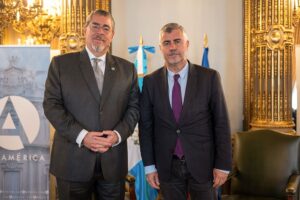 El presidente de la Agencia EFE, Miguel Ángel Oliver, junto al presidente de Guatemala, Bernardo Arévalo. EFE/ Fernando Villar