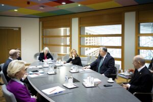 Imagen facilitada por la Oficina de Prensa del primer ministro húngaro de un momento de la reunión entre (de i-d) la presidenta de la Comisión Europea, Ursula von der Leyen, el presidente del Consejo Europeo, Charles Michel, el presidente francés, Emmanuel Macron, la secretaria general del Consejo de la UE, Therese Blanchet, la primera ministra italiana, Giorgia Meloni, el primer ministro húngaro, Viktor Orban, y el canciller alemán, Olaf Scholz, previa al Consejo Europeo extraordinario en Bruselas, este 1 de febrero. EFE/EPA/Zoltan Fischer