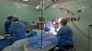 Vista de personal médico que trabaja en un hospital de EE.UU., en una fotografía de archivo. EFE/ Etienne Laurent