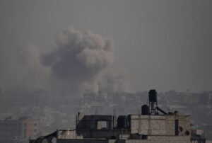 El humo se eleva tras los ataques aéreos israelíes en Jan Yunis, al sur de la Franja de Gaza. EFE/Haitham Imad