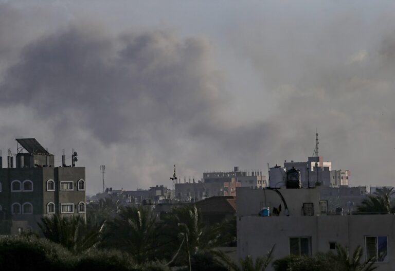El humo se eleva tras un ataque aéreo israelí en la ciudad de Jan Yunis, en el sur de la Franja de Gaz, EFE/EPA/Mohammed Saber