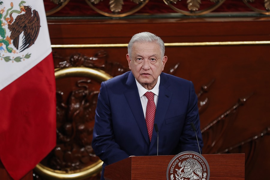El presidente de México, Andrés Manuel López Obrador, habla durante la Ceremonia de Exposición de las iniciativas de Reforma a la Constitución hoy, en el Palacio Nacional en Ciudad de México (México). EFE/Isaac Esquivel