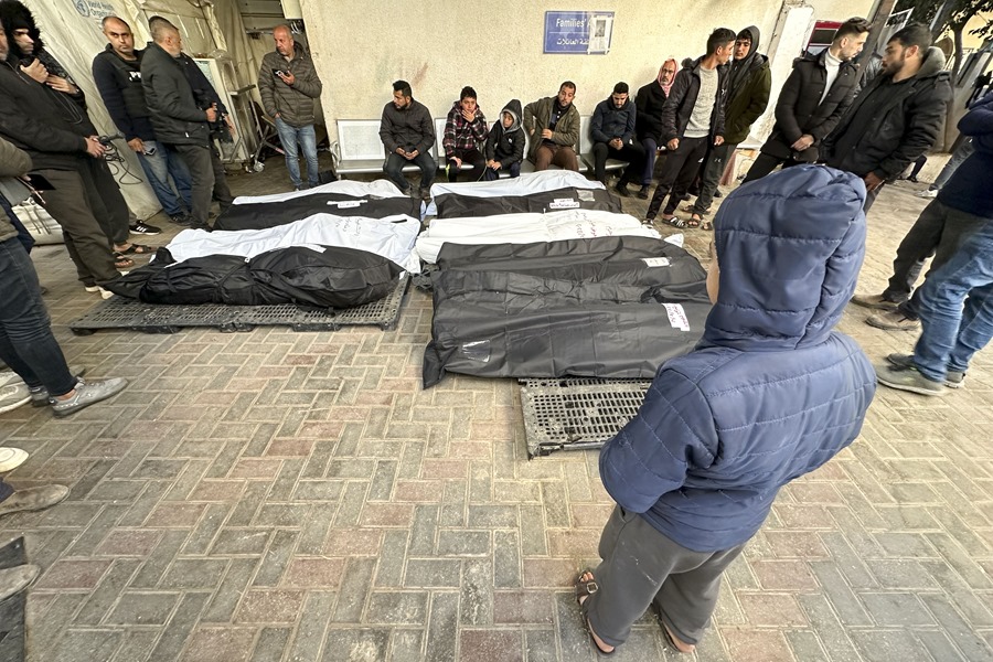 Familiares y allegados de civiles fallecidos en un bombardeo israelí en Rafah. entre ellos cinco niños, velan sus cadáveres. EFE/STR