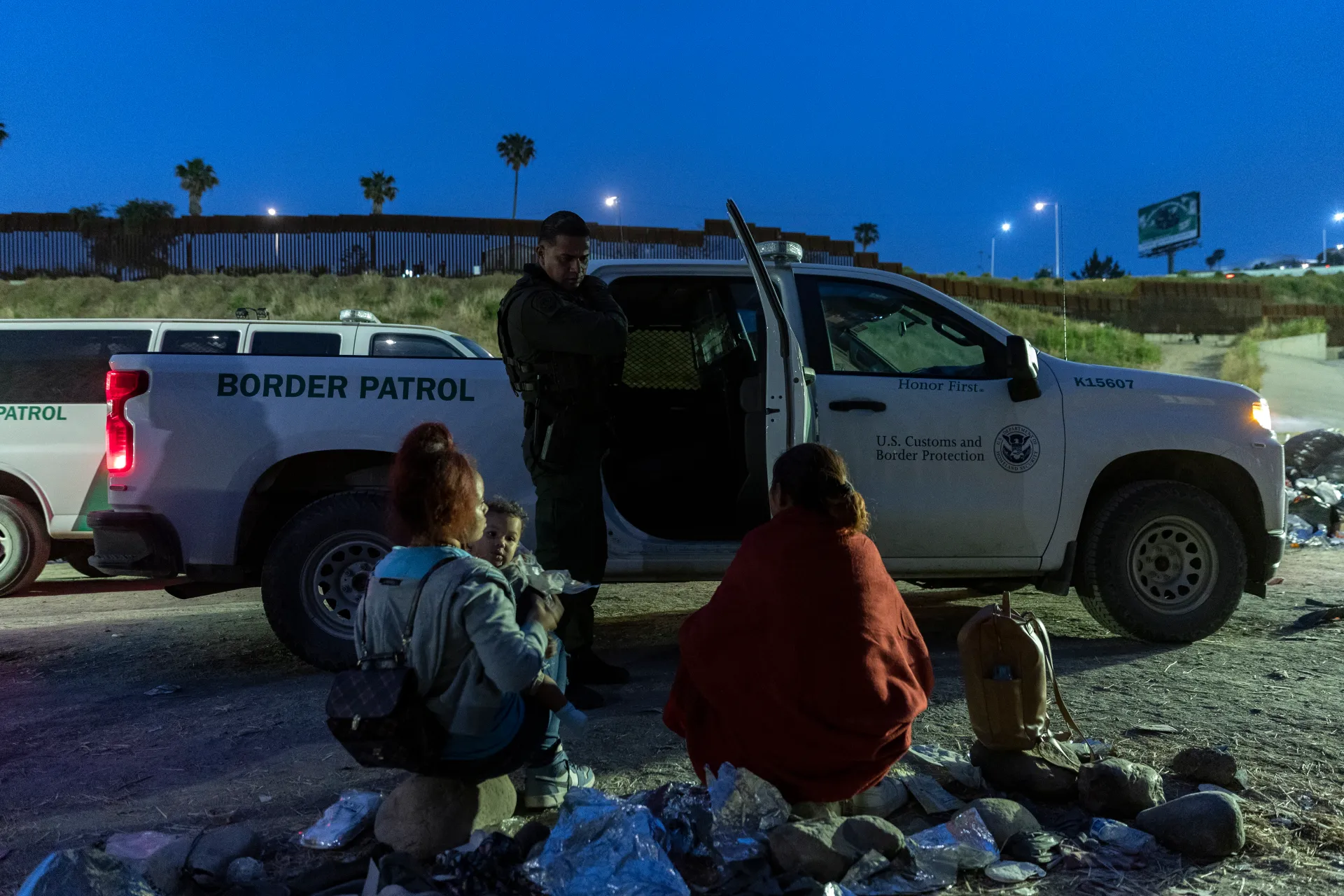 Vista de personas detenidos por la Patrulla Fronteriza de EE.UU. en la frontera del país con México cerca de San Diego, California, en una fotografía de archivo. EFE/ Etienne Laurent