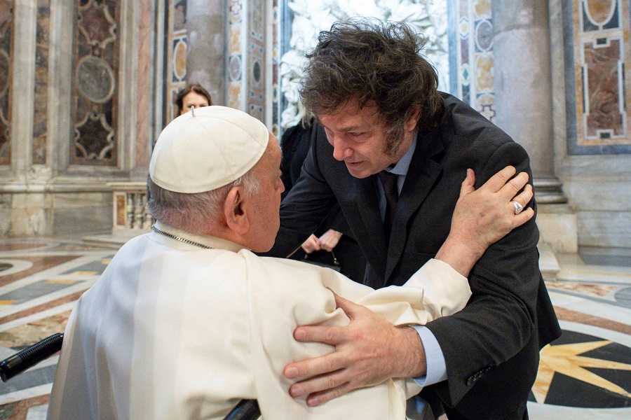 El Papa doma al león: Milei regala alfajores al ex maligno