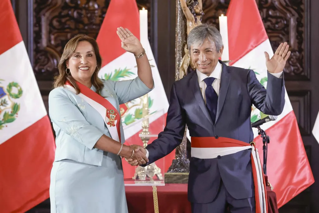 Fotografía cedida por la Presidencia de Perú de la mandataria, Dina Boluarte, mientras posa junto al nuevo ministro de Economía, José Arista, este martes en el Palacio de Gobierno, en Lima (Perú). EFE/Presidencia de Perú