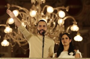 El actual presidente y ganador de la reelección, Nayib Bukele, habla desde el Palacio Nacional junto a su esposa Gabriela Rodríguez de Bukele, hoy en San Salvador (El Salvador).