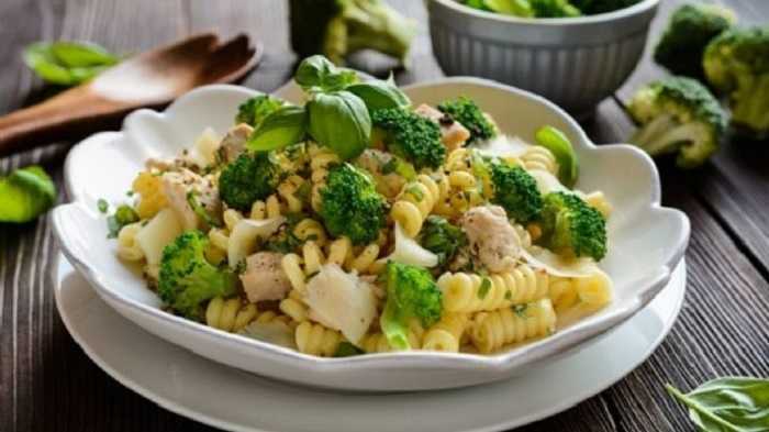 Pasta con brócoli en salsa de queso