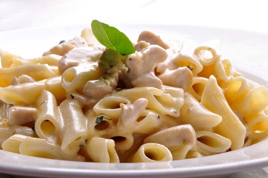 Pasta con crema y champiñones: delicioso plato para cenar
