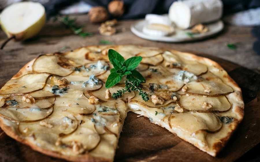 Pizza de pera con queso de cabra: rico plato para compartir