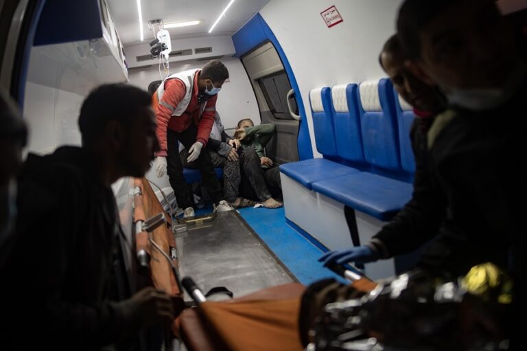 Una ambulancia transporta a heridos al hospital de Kuwait en Rafah en el bombardeo israelí perpetrado esta madrugada sobre la ciudad. EFE/EPA/Haitham Imad
