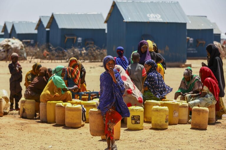 Mujeres y niños se reúnen para ir a buscar agua en el campamento de desplazados de Ladan, en las afueras de Dollow, en el estado de Jubaland, Somalia. EFE/EPA/Daniel Irungu