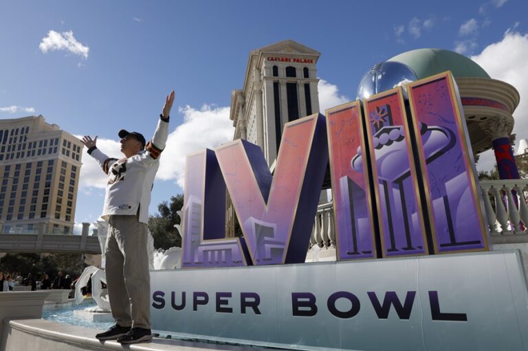 Una persona posa frente a un logotipo del Super Bowl LVIII EN el Caesars Palace en Las Vegas. EFE/EPA/Caroline Brehman