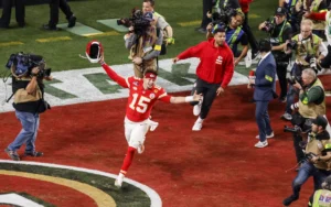 El mariscal de campo de los Kansas City Chiefs, Patrick Mahomes (c), celebra tras ganar el Super Bowl LVIII, el 11 de febrero de 2024, en el Allegiant Stadium de Las Vegas, Nevada. EFE/ Caroline Brehman