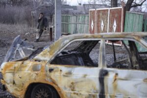Un residente local observa un automóvil calcinado cerca de Márinka, no lejos de la ciudad controlada por militares prorrusos en la región de Donetsk, en una imagen de archivo. EFE/EPA/Stanislav Kozliuk