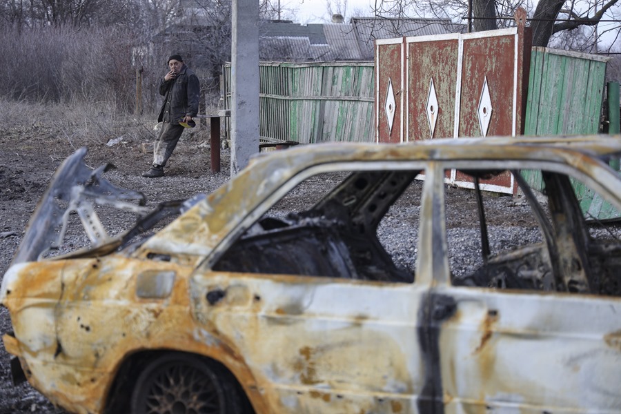 Un residente local observa un automóvil calcinado cerca de Márinka, no lejos de la ciudad controlada por militares prorrusos en la región de Donetsk, en una imagen de archivo. EFE/EPA/Stanislav Kozliuk