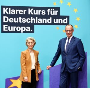 La presidenta de la Comisión Europea, Ursula von der Leyen, junto al presidente de la CDU, Friedrich Merz, hoy en Berlín. EFE/EPA/Filip Singer