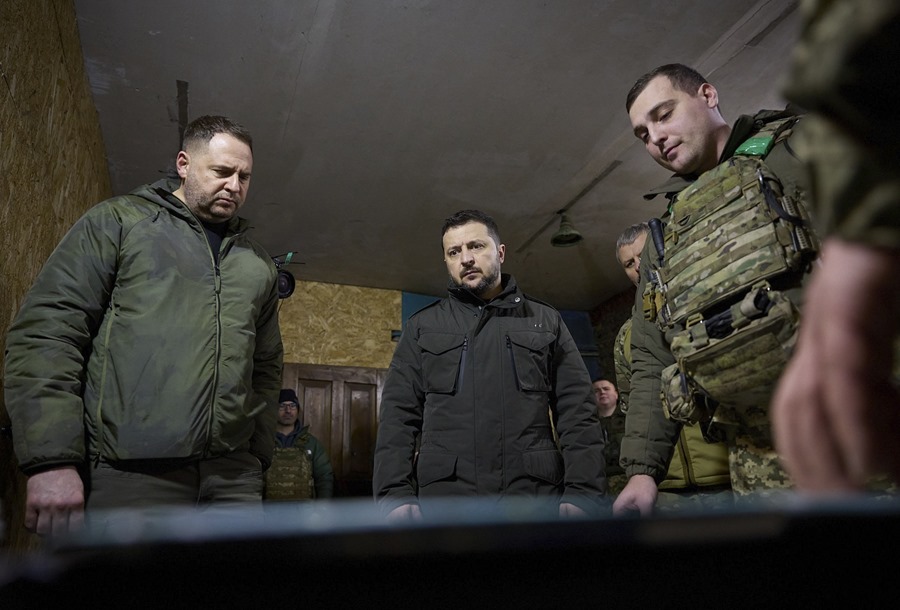El presidente de Ucrania, Volodimir Zelenski (c),durante su visita al puesto de mando del batallón de la 14ª brigada mecanizada independiente, cerca de la línea de frente en el área de Kupyansk, Ucrania, este lunes. EFE/SERVICIO DE PRENSA PRESIDENCIA UCRANIA