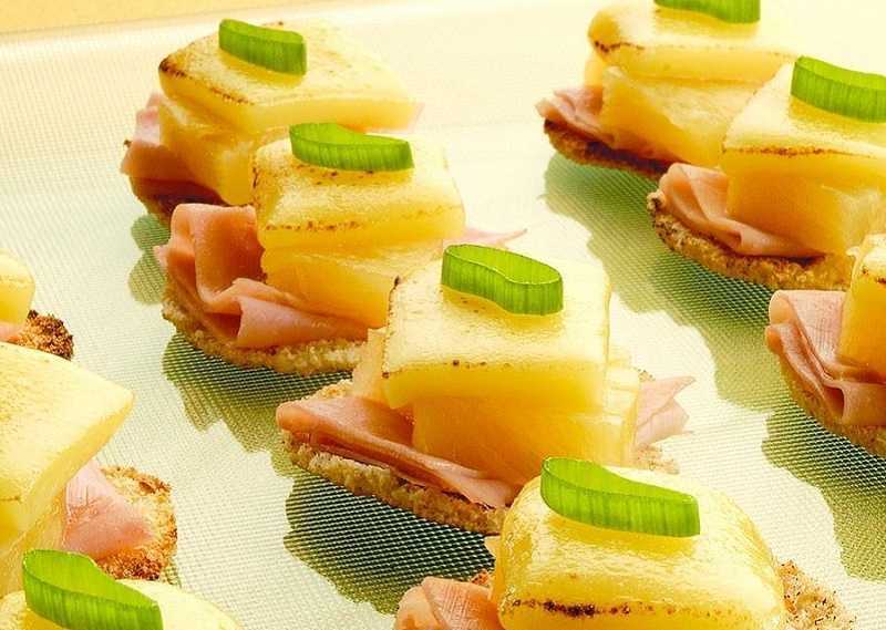 Bocaditos de queso cheddar y manzana con salsa de arándanos