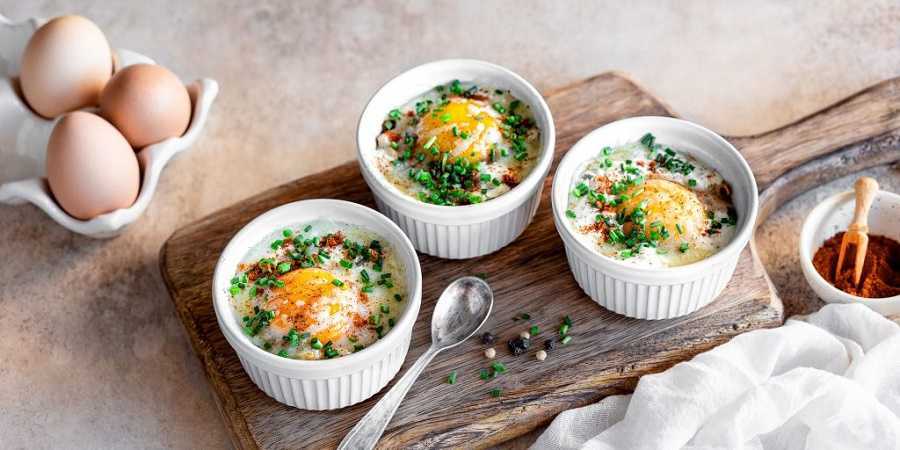 Huevos cocotte con queso y frutos secos para un rico desayuno