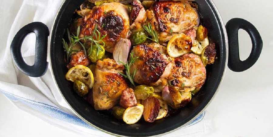 Pollo marinado en soja con coles de Bruselas