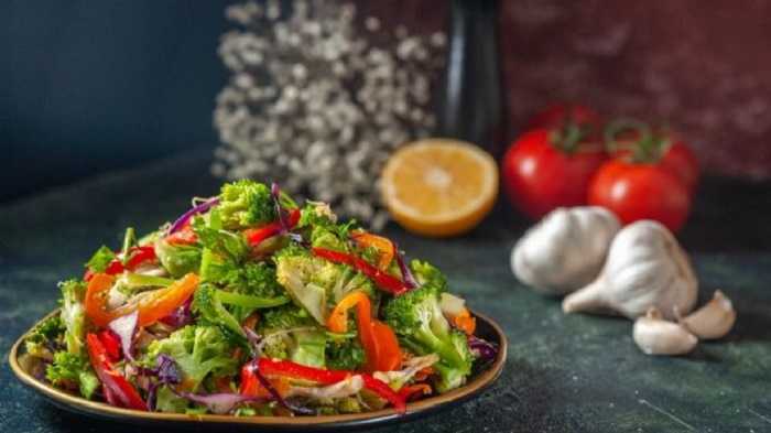 Ensalada con pimientos y pepino