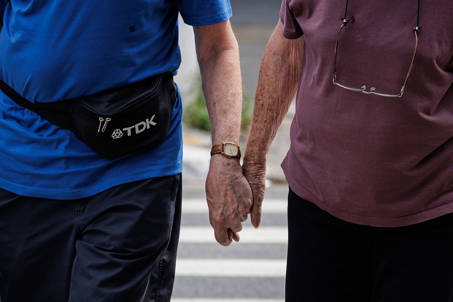 Imagen de archivo de una pareja de ancianos. EFE/Isaac Fontana