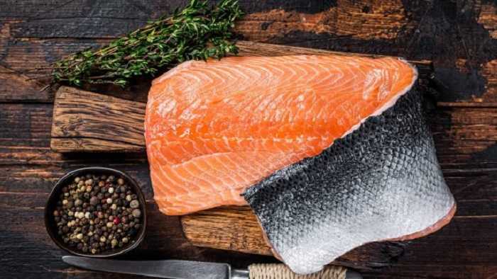 Filete de trucha en salsa de hinojo y limón con papas bravas