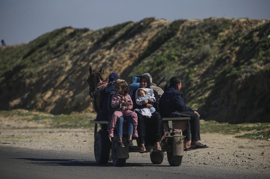 Imagen de archivo de civiles palestinos evacuados a Rafah. EFE/EPA/Mohammed Saber