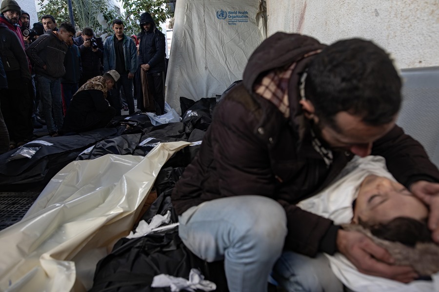 Un hombre llora sobre el cuerpo de su hijo en el hospital de Al-Najjar, en Rafah, este sábado. EFE/EPA/Haitham Imad