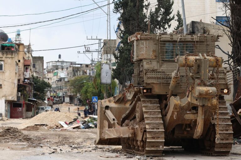 Un tanque por las calles del campo de refugiados de Tulkarem. EFE/EPA/Alaa Badarneh