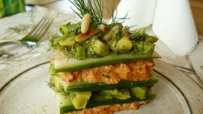 Lasaña de pepino con atún y aguacate