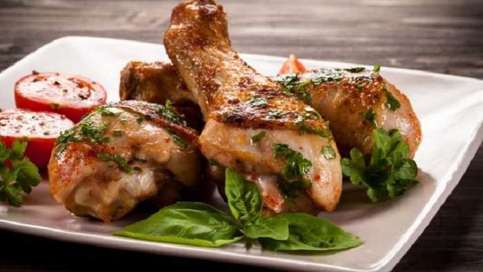 Muslitos de pollo con salsa de albahaca y piñones